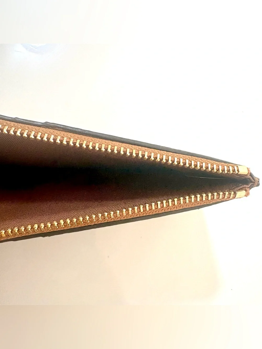 Tory Burch Brown Leather Zip Card Card Wallet with Gold Logo New without tag
